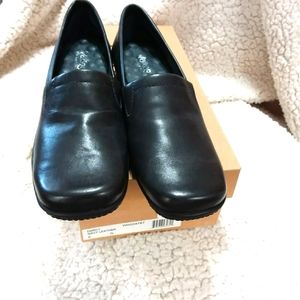 NWT Lady's Walking Crades navy shoes